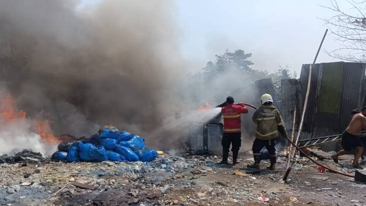 Suhu Capai 35 Derajat, Petugas Tangani Lima Titik Kebakaran di Kota Tangerang