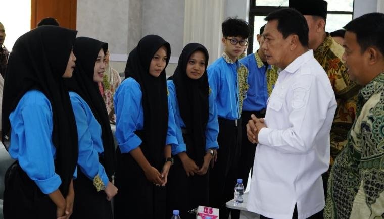 Bupati Maesyal Lepas Tujuh Siswa Kuliah ke Tiongkok