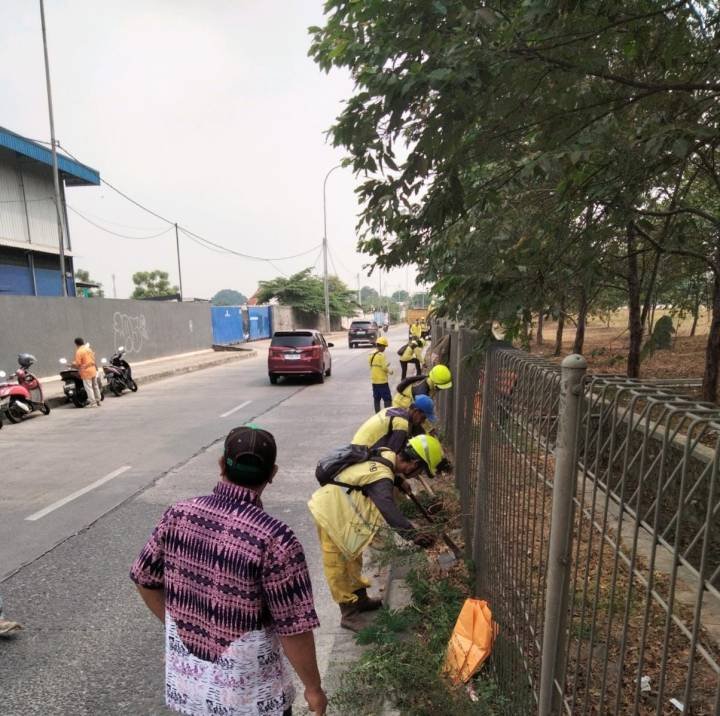 DLH dan DPUPR Kota Tangerang Bersihkan Sisi Tol Buaran