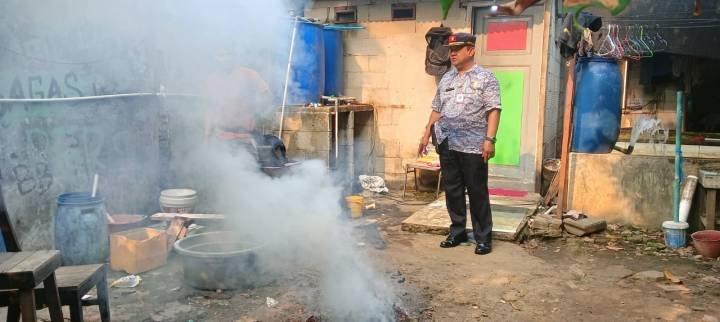 Trantib Ciledug Tindak Pembakaran Sampah Liar