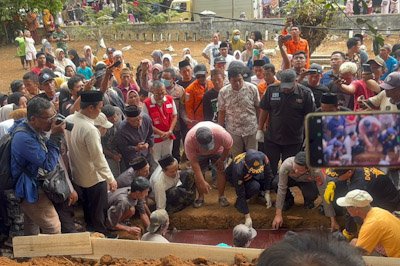 Jenazah Korban Aruphadatu 1 Dimakamkan di Carita
