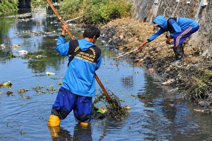 Pemkot Tangerang Bersihkan Sampah di Sepanjang Saluran Irigasi Sipon